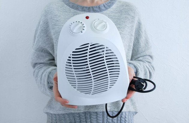 Personne qui tient un radiateur soufflant