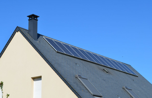 Installation de panneaux solaires sur un toit en ardoise