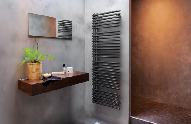 Radiateur sèche-serviettes dans une salle de bains