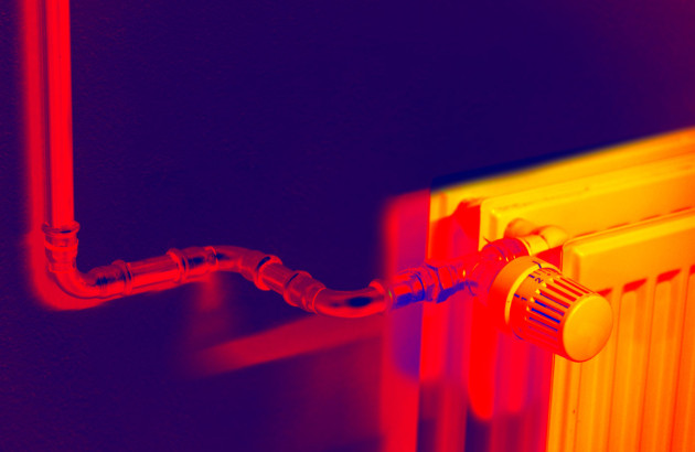 Image infrarouge des points de chaleur d'un chauffage et de son circuit