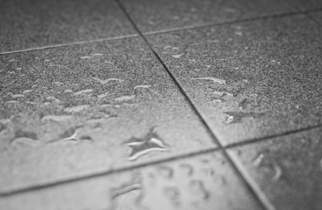 Petites flaques d'eau sur un carrelage