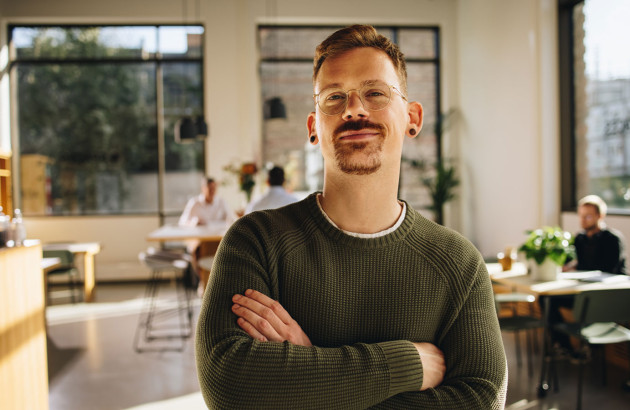 Homme dans un espace de coworking