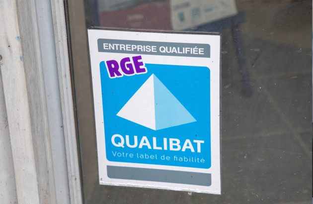 Affiche RGE Qualibat collée sur une vitre