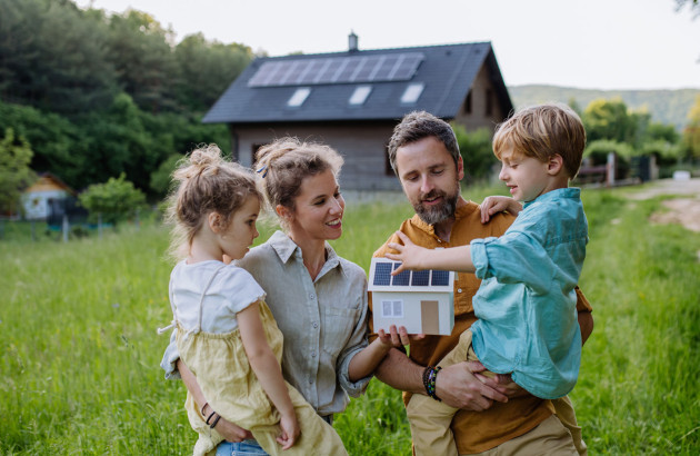 Famille toute heureuse de posséder des panneaux solaires