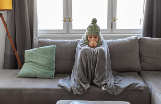 Femme qui grelotte sur son canapé