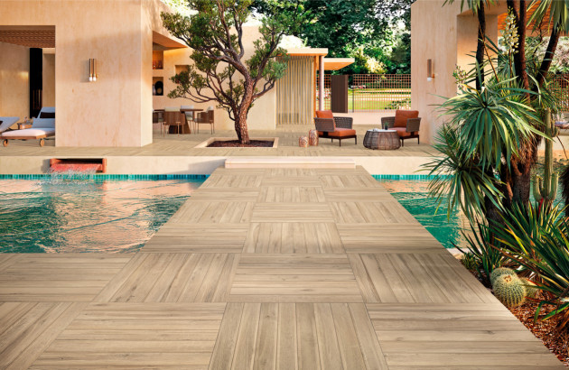 Carreaux de carrelage imitation lames de bois au dessus d'une piscine