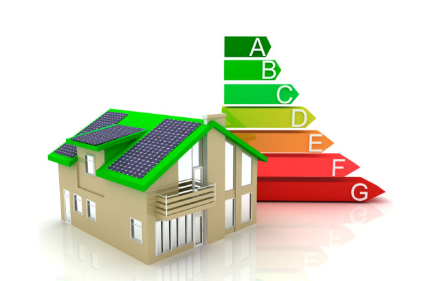 Schéma de maison avec des panneaux solaires et avec un visuel de classe énergétique derrière