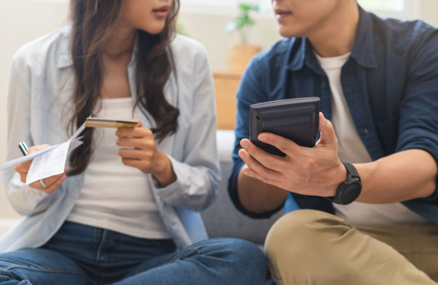 Couple qui se renseigne sur la partie économique de leur projet