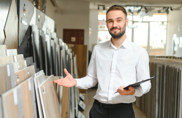 Homme conseiller en train de présenter différents types de carreaux de carrelage