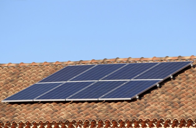 Installation de panneaux solaires sur le toit d'une maison