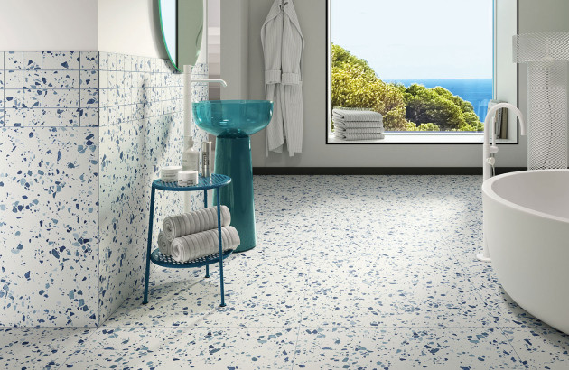 Salle de bain vintage avec du carrelage terrazzo bleu et blanc