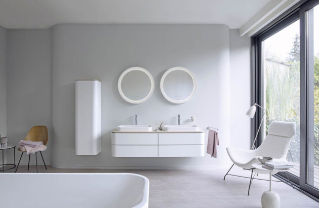 Salle de bains blanche avec une décoration minimaliste