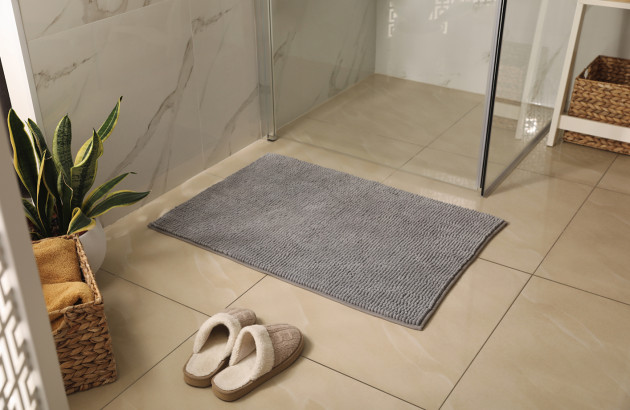 tapis absorbant devant l'entrée d'une douche