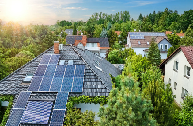 Maisons équipées de divers panneaux solaires sur leurs toits