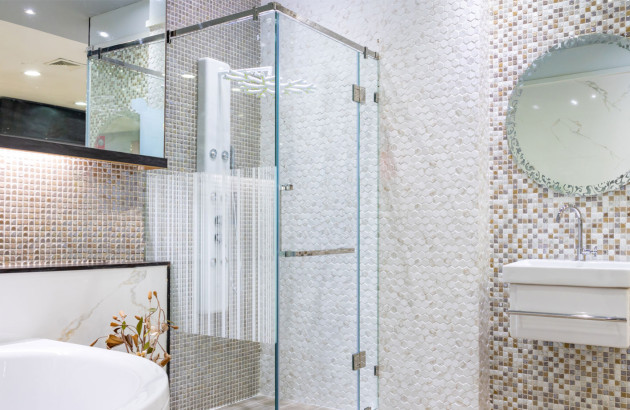 Paroi de douche en verre transparent dans une salle de bains
