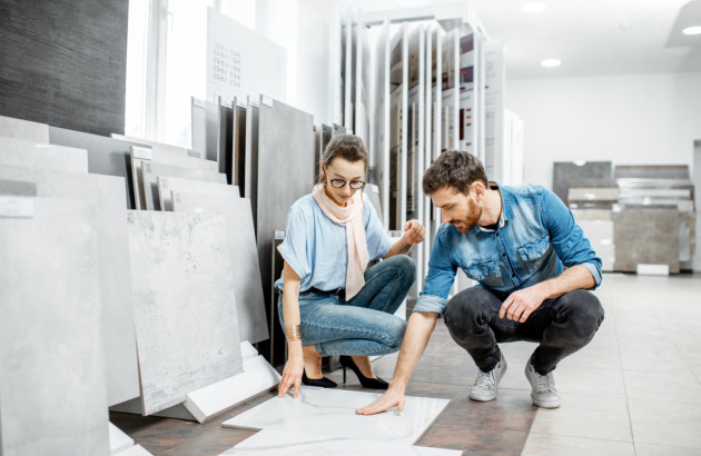 Personnes qui touchent un carreau de carrelage dans un showroom