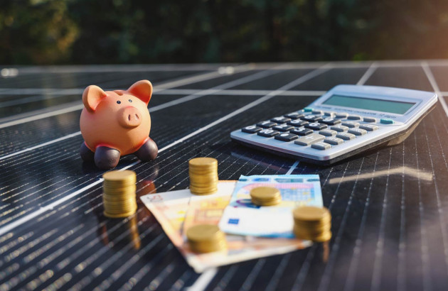 Tirelire cochon calculatrice et argent : représentation de calcul d'économie d'énergie