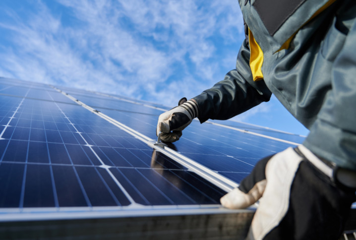 Homme qui installe un bac à lester pour panneau solaire