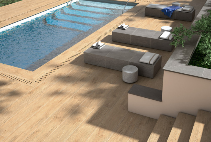 Espace extérieur d'une habitation avec une piscine creusée et du carrelage jardin