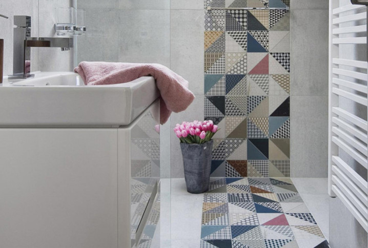 Salle de bains qui contient du carrelage patchwork