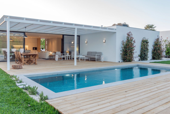 Maison moderne avec une piscine creusée