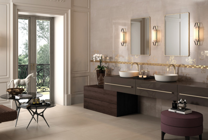 salle de bain luxueuse avec robinetterie en laiton