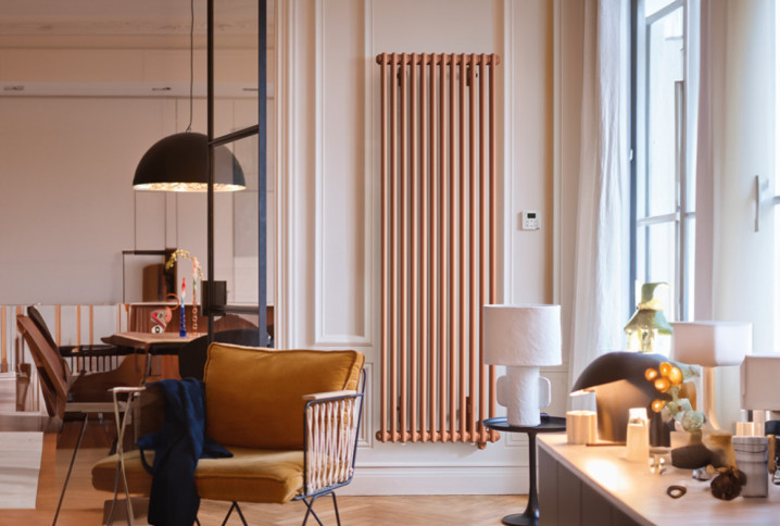 Radiateur vertical moderne dans un salon