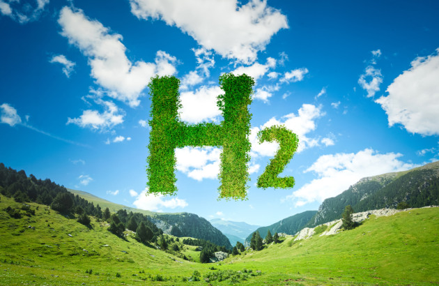 H2 écrit en herbe dans le ciel, hydrogène vert