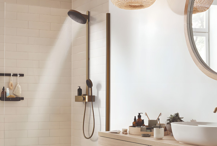 Robinetterie moderne dans une salle de bain minimaliste