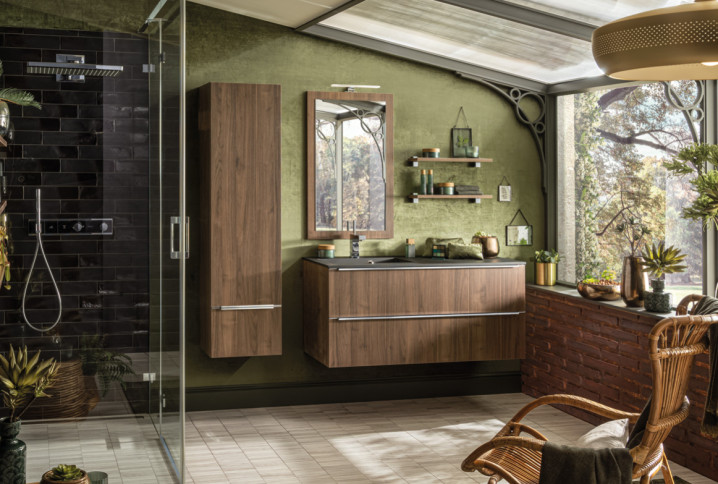 Salle de bains verte moderne et épurée avec mobilier en bois