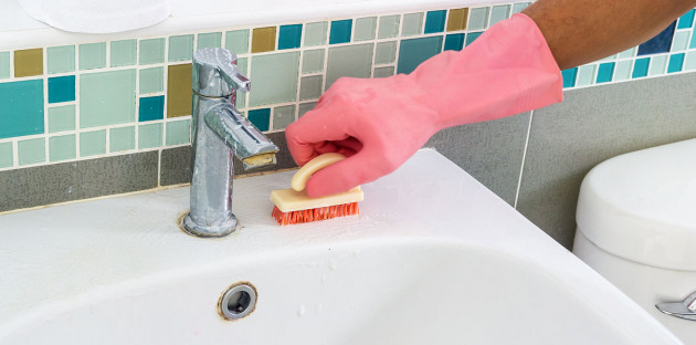 Nettoyer son lavabo avec une brosse