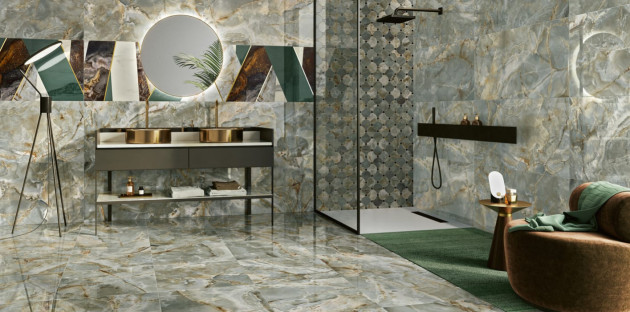 Salle de bains avec un meuble design et du carrelage imitation marbre