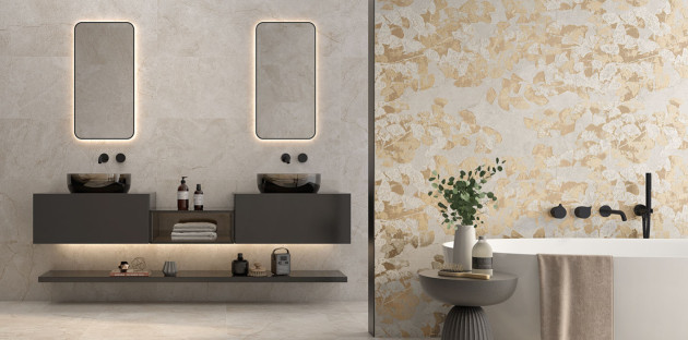 Deux scènes de salle de bains avec du carrelage imitation marbre beige