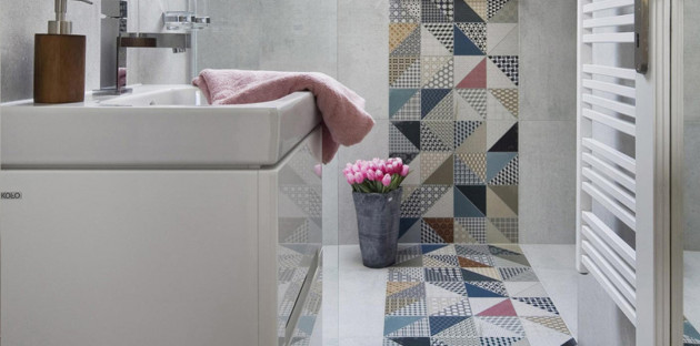 Salle de bains qui contient du carrelage patchwork