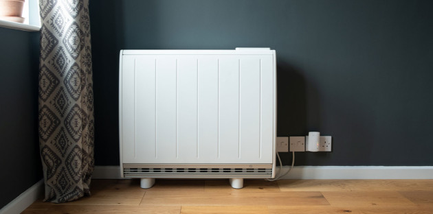 Radiateur à convection installé dans un coin d'une pièce