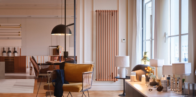 Radiateur vertical moderne dans une pièce de séjour