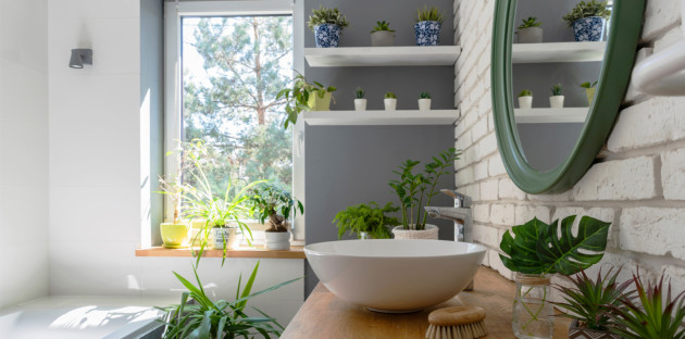 Salle de bain naturelle avec peinture grise et carrelage métro