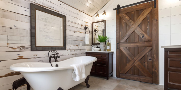 Salle de bains originale dotée d'une porte coulissante