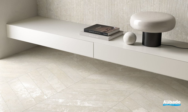 Collection Limestone par Ceramiche Piemme chevron en coloris Italian white et Vein Cut Ivory